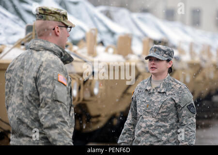 Stati Uniti I soldati assegnati a 554th Polizia Militare Company Eseguire pianificata la manutenzione del veicolo durante una nevicata sulla Panzer Kaserne, Böblingen, Germania, 11 genn. 2016. (U.S. Esercito foto di Visual Information Specialist Jason Johnston/rilasciato) Foto Stock