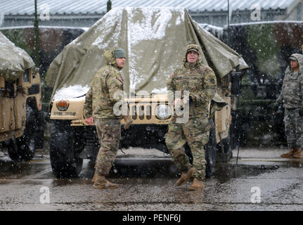 Stati Uniti I soldati assegnati a 554th Polizia Militare Company Eseguire pianificata la manutenzione del veicolo durante una nevicata sulla Panzer Kaserne, Böblingen, Germania, 11 genn. 2016. (U.S. Esercito foto di Visual Information Specialist Jason Johnston/rilasciato) Foto Stock