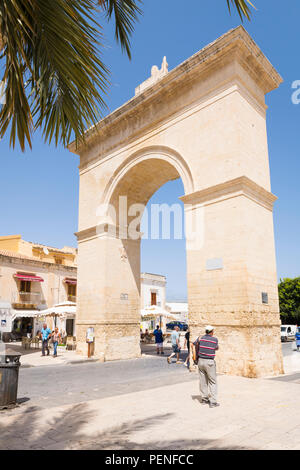 Italia Sicilia antica Netum Noto Antica Monte Alveria Viale Marconi ricostruita dopo il terremoto del 1693 Porta Ferdinandea costruito 1841 Orazio Angelini Foto Stock