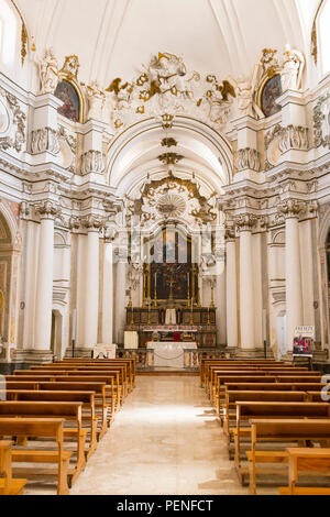 Italia Sicilia antica Netum Noto Antica Monte Alveria chiesa barocca Chiesa Convento San Francesco d Assisi tutti Immacolata altare della navata banchi Foto Stock