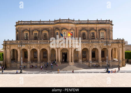 Italia Sicilia antica Netum Noto Antica Monte Alveria ricostruita dopo il terremoto del 1693 Palazzo Ducezio Municipio di Città Bandiere Bandiera Foto Stock