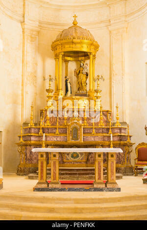 Italia Sicilia antica Netum Noto Antica Monte Alveria ricostruita dopo il 1693 terremoto chiesa di San Domenico abside altare della navata di madre e bambino Foto Stock