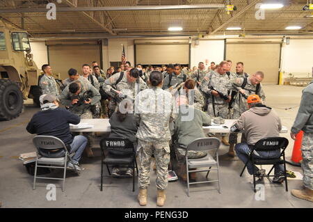 Guardie assegnate per la 270Polizia Militare Company, California Army National Guard e la trentottesima militari di polizia, società indiana Esercito Nazionale Guardia, girare le loro armi dopo essere arrivati presso la Sila L. Copeland Arrivo/Partenza aria del gruppo di controllo di aerodromo qui 15 dicembre 2015, dopo un periodo di nove mesi di deployment di Guantanamo Base Navale, Cuba. Foto Stock