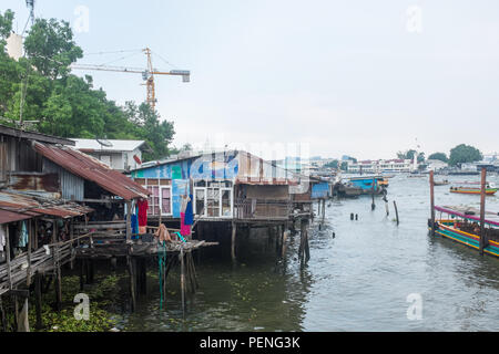 Shanty case sulla riva del Fiume Chao Phraya a Bangkok, in Thailandia Foto Stock