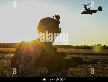 Senior Master Sgt. William foglia, le forze di sicurezza manager con le 1 operazioni speciali delle forze di sicurezza Squadron, imposta un perimetro di sicurezza per un CV-22 Osprey durante l'esercizio Frigida Archer 2016 sulla gamma Eglin Fla., Gennaio 6, 2016. Frigida Archer era una settimana di esercizio che testato prima Special Operations Wing air commandos' esperienza attraverso una miriade di operativi e i requisiti di supporto. (U.S. Air Force foto di Senior Airman Ryan Conroy) Foto Stock