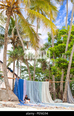 Stone Town, Zanzibar, 24 maggio - 2015: reti da pesca appesa ad asciugare sul fronte spiaggia. Foto Stock