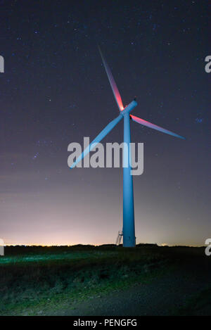 Ora della Terra - turbina eolica durante la notte Foto Stock