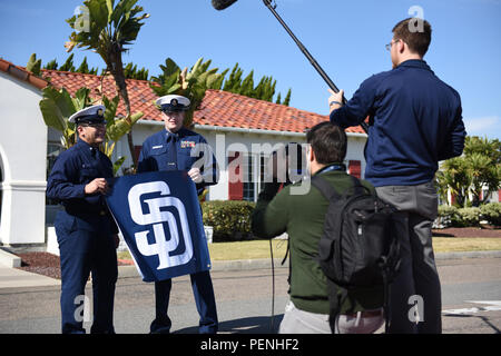 Il 14 gennaio 2016, il personale della Guardia Costiera del settore San Diego filmò un grido registrato per le partite casalinghe di baseball dei San Diego Padres. Il video ha evidenziato la collaborazione e la forte partnership tra la Guardia Costiera degli Stati Uniti e le unità militari locali, sottolineando il coinvolgimento della comunità, il supporto militare e le attività di sensibilizzazione pubblica nella regione di San Diego. Foto Stock
