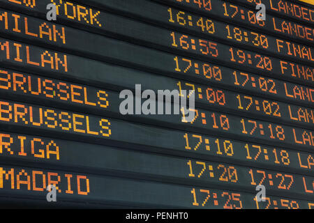 Voli, arrivi e partenze su information board Foto Stock