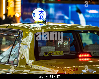 Taxi di Tokyo al tramonto con il cartello luminoso Foto Stock