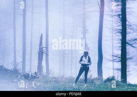 Donna con un cane in legno di faggio. Foto Stock