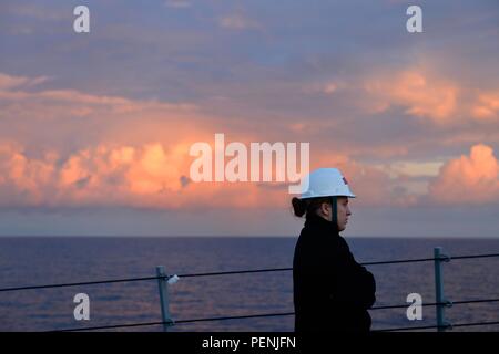 151221-N-XT273-257 mare mediterraneo (dec. n. 21, 2015) Ospedale Corpsman 3rd Class Kassandra Peters si erge la sicurezza osservatore guarda durante un ancoraggio prova di caduta a bordo della USS Ross (DDG 71) Dic. 21, 2015. Ross, un Arleigh Burke-class guidato-missile distruttore, distribuito a Rota, Spagna, sta conducendo una pattuglia di routine negli Stati Uniti Sesta flotta area di operazioni a sostegno degli Stati Uniti per gli interessi di sicurezza nazionali in Europa. (U.S. Foto di Marina di Massa lo specialista di comunicazione 2a classe Justin Stumberg/rilasciato) Foto Stock