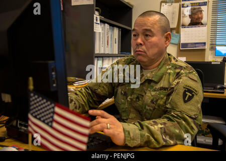 Il personale Sgt. Giuseppe Sallaffie, un fante di alimentazione e il sergente con Bravo Company, 1° Battaglione, 143Fanteria reggimento aerotrasportato, lavora presso il suo ufficio in Bethel National Guard armory come egli aiuta a pronta la possibilità per il prossimo weekend di perforazione. Sallaffie, un Alaskan Native Yupik Eskimo, inizialmente arruolati negli Stati Uniti Esercito nel 1980 e ha avuto una carriera militare che ha attraversato quattro decenni. (U.S. Esercito nazionale Guard foto di Sgt. Marisa Lindsay) Foto Stock