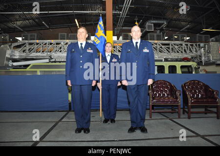 Il Mag. Shane Lynch assume il comando del 349 Ingegnere Civile Squadron durante una assunzione del comando cerimonia nov. 8, 2015, a Travis Air Force Base in California Prima di assumere il comando, Lynch è servita come 349 CES a capo delle operazioni di volo. (U.S. Air Force foto/Master Sgt. Rachel Martinez) Foto Stock