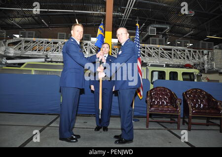 Il Mag. Shane Lynch assume il comando del 349 Ingegnere Civile Squadron durante una assunzione del comando cerimonia nov. 8, 2015, a Travis Air Force Base in California Prima di assumere il comando, Lynch è servita come 349 CES a capo delle operazioni di volo. (U.S. Air Force foto/Master Sgt. Rachel Martinez) Foto Stock