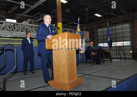 Il Mag. Shane Lynch assume il comando del 349 Ingegnere Civile Squadron durante una assunzione del comando cerimonia nov. 8, 2015, a Travis Air Force Base in California Prima di assumere il comando, Lynch è servita come 349 CES a capo delle operazioni di volo. (U.S. Air Force foto/Master Sgt. Rachel Martinez) Foto Stock