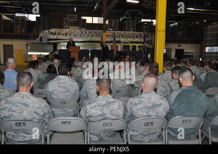 Il Mag. Shane Lynch assume il comando del 349 Ingegnere Civile Squadron durante una assunzione del comando cerimonia nov. 8, 2015, a Travis Air Force Base in California Prima di assumere il comando, Lynch è servita come 349 CES a capo delle operazioni di volo. (U.S. Air Force foto/Master Sgt. Rachel Martinez) Foto Stock