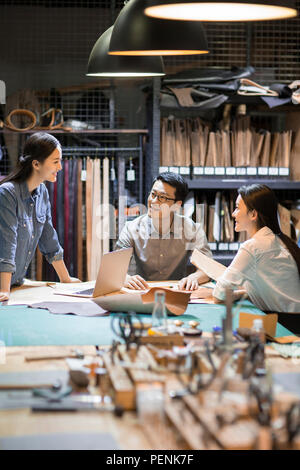 Fiducioso artigiani del cuoio lavorando in studio Foto Stock