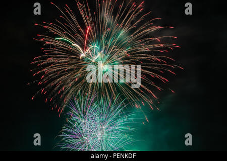 Fuochi d'artificio colorati di vari colori nel cielo notturno Foto Stock