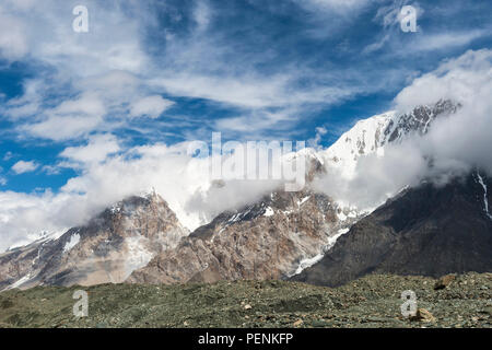 Engilchek ghiacciaio e Khan Tengri di montagna, Central Tian Shan Mountain Range, la frontiera del Kirghizistan e Cina e Kirghizistan Foto Stock