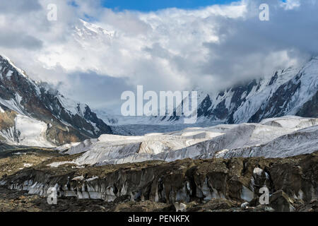 Engilchek ghiacciaio e Khan Tengri di montagna, Central Tian Shan Mountain Range, la frontiera del Kirghizistan e Cina e Kirghizistan Foto Stock