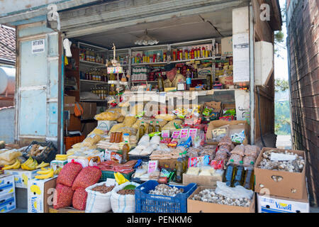 La vendita di prodotti alimentari, Peshkopi, Albania Foto Stock