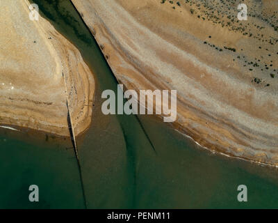 Drone telecamera puntata direttamente verso il basso sul Cuckmere Haven spiaggia come si vola sopra la bocca del fiume Foto Stock