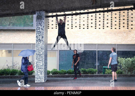 Persone che svolgono Parkour al di fuori lo stadio di Wembley a Londra, precedendo il Rendezvous internazionale raduno Parkour XIII 2018 a Wembley Park su Agosto 18-19 weekend. Foto Stock