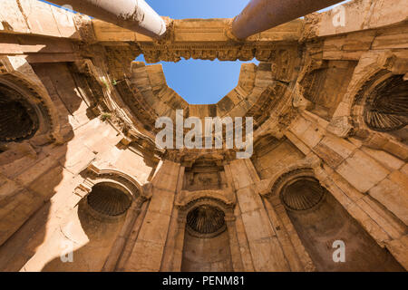 Cupola di copertura del tetto su una nicchia circolare nella grande corte portici in Baalbek tempio complesso, Libano Foto Stock