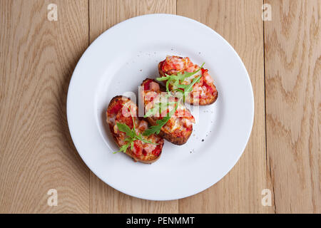 Pane tostato con prosciutto, pancetta e formaggio Foto Stock