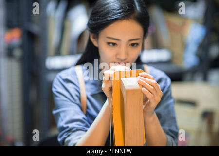 Pelle giovane craftswoman lavora in studio Foto Stock