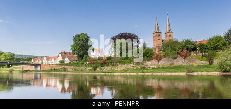 Panorama della skyline di Hoxter e il fiume Weser in Germania Foto Stock