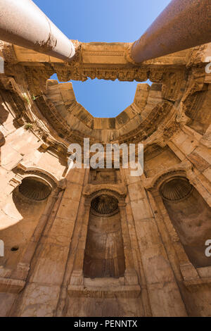 Cupola di copertura del tetto su una nicchia circolare nella grande corte portici in Baalbek tempio complesso, Libano Foto Stock