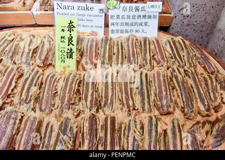 Cetrioli sottaceto , Mercato Nishiki, Kyoto Foto Stock