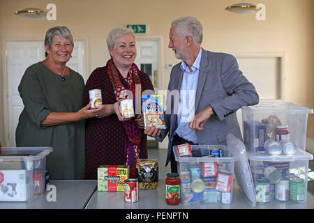 Leader laburista Jeremy Corbyn parlando ai rappresentanti durante una visita ad un Mansfield foodbank. Foto Stock