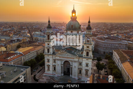 Budapest, Ungheria - Il sorgere del sole che splende attraverso la torre della bella St.Stephen's Basilica (Szent Istvan Bazilika) all alba di una antenna sh Foto Stock