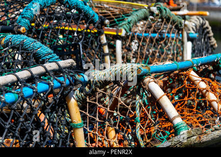 Pile di lobster pot sulla banchina a Whitby Foto Stock