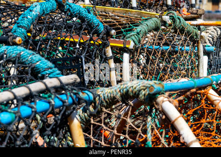 Pile di lobster pot sulla banchina a Whitby Foto Stock