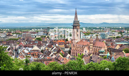 Panoramica aerea di Freiburg im Breisgau con cattedrale in primo piano, Germania Foto Stock