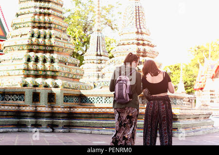 Unidentified tourist donne visitando il tempio thailandese vista posteriore a Bangkok in Tailandia. Foto Stock