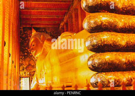 Vintage effetto retrò immagine del Tempio del Buddha reclying a Wat-Pho a Bangkok in Tailandia. Foto Stock