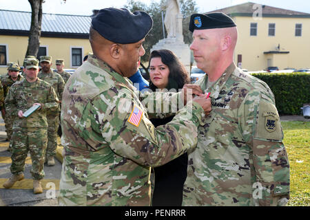 Il Mag. Gen. Darryl A. Williams, U.S. Army Africa comandante generale (sinistra), presenta il Distinguished Service Medal al comando Sgt. Il Mag. Jeffery T. Stitzel U.S. Army Africa/Sud della Task Force europea il comando sergente maggiore (destra), come Maria Stitzel guarda su durante una cerimonia di presentazione alla Caserma Ederle Vicenza, Italia, 8 gennaio, 2016. (U.S. Esercito foto di Visual Information Specialist Paolo Bovo/rilasciato) Foto Stock