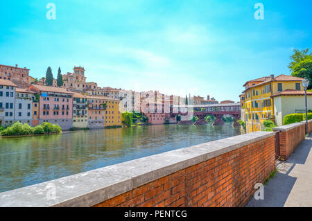Bassano del Grappa, Italia - 26 Maggio 2017: vista del Ponte Vecchio (noto anche come degli Alpini) ponte sul fiume Brenta, progettato da Andrea Pallad Foto Stock