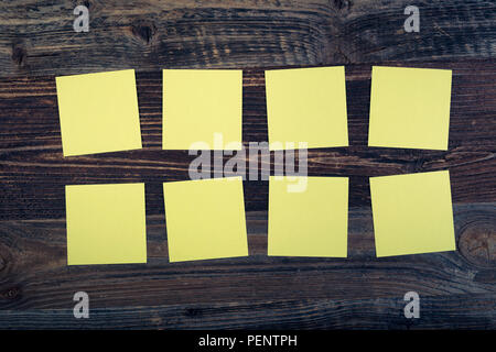 Mazzetto di giallo note sullo sfondo di legno. Foto Stock