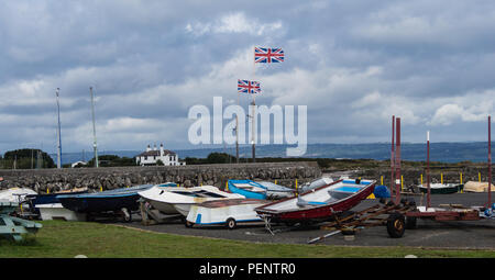 Due Unione Jack's flying su imbarcazioni al Groomsport Harbour Foto Stock
