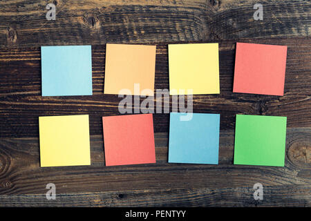 Mazzetto di colorate note sullo sfondo di legno. Foto Stock