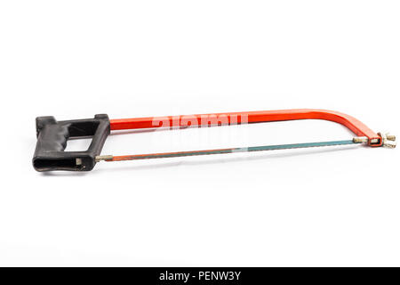 Rosso ruggine hacksaw su sfondo bianco in studio Foto Stock