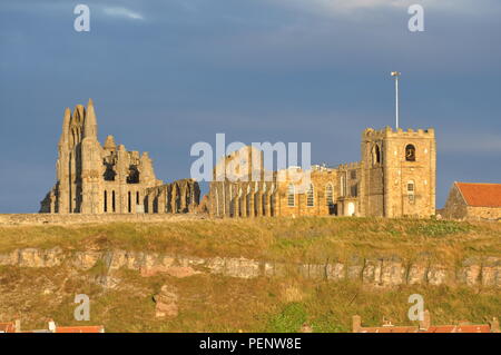 Chiesa di St Mary e Whitby Abbey, North Yorkshire, Regno Unito Foto Stock