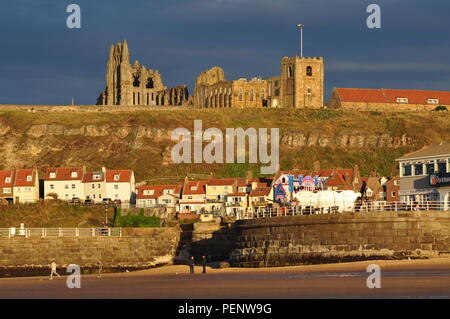 Chiesa di St Mary e Whitby Abbey, North Yorkshire, Regno Unito Foto Stock