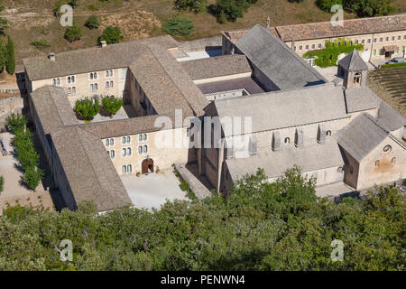 Vista in elevazione del Abbaye Notre-dame de Sénanque vicino a Gordes, Provenza, Francia